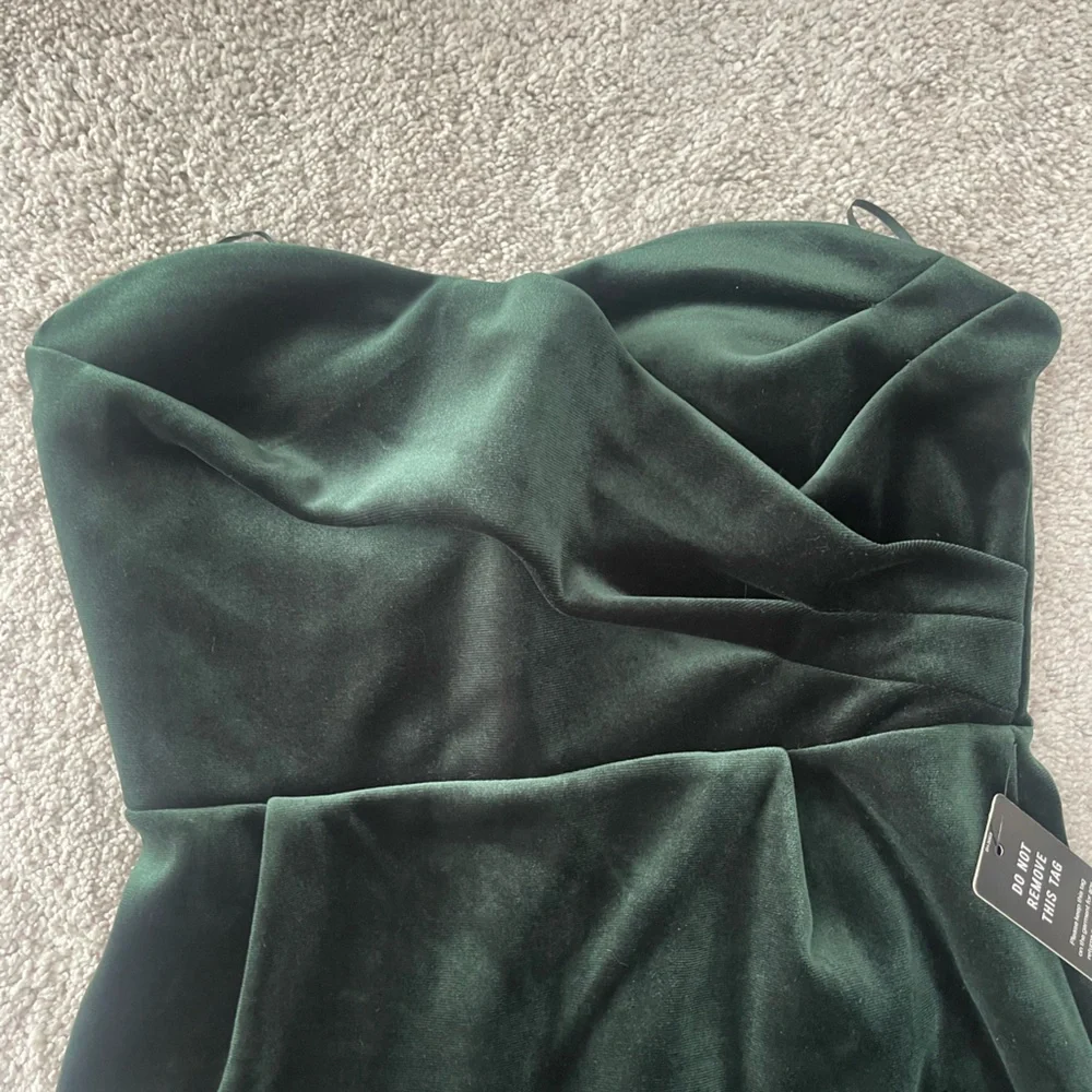 NWOT Express Strapless Velvet Dress in Forest Green - Picture 6 of 6